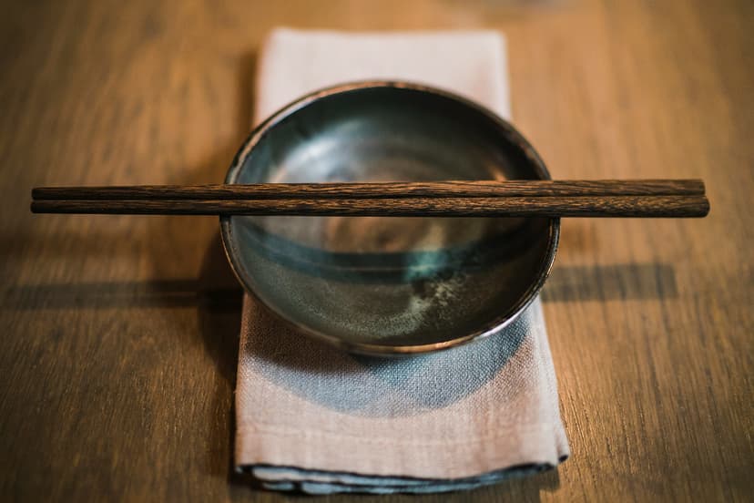 검은 대야에 나무 젓가락이 올려진 사진